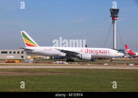 LONDON, Regno Unito - 16 Aprile 2014: Ethiopian Airlines Boeing 777 all'aeroporto di Londra Heathrow. Etiope portato 6 milioni di passeggeri nel 2013. Foto Stock