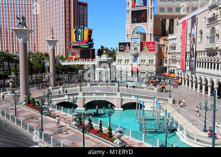 LAS VEGAS, Stati Uniti d'America - 14 Aprile 2014: persone visitano il Venetian Resort vista in Las Vegas. Si tratta di uno dei dieci alberghi più grandi al mondo con 4,409 camere. Foto Stock