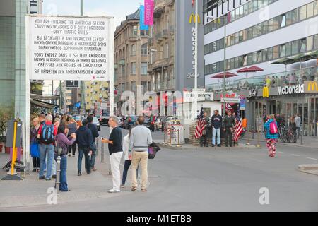 Berlino, Germania - 26 agosto 2014: la gente visita famoso Checkpoint Charlie a Berlino. Durante la Guerra fredda era il più noto incrocio del muro di Berlino Foto Stock