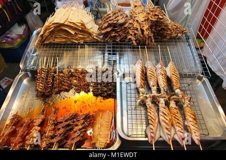 Mercato alimentare in Hua Hin, Thailandia. Grigliate di pesce con pesce e calamari. Foto Stock