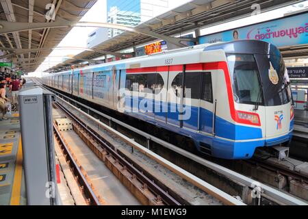 BANGKOK, Tailandia - 25 dicembre 2013: persone attendere per BTS Skytrain in Bangkok. Sistema BTS serve 600.000 corse giornaliere. Foto Stock
