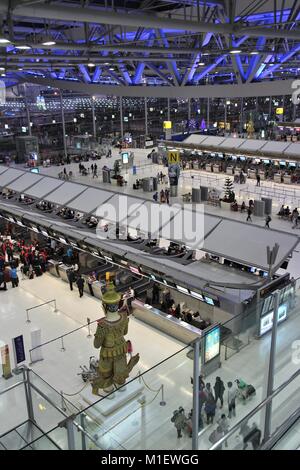BANGKOK, Tailandia - 25 dicembre 2013: viaggiatori attendere all'Aeroporto Suvarnabhumi di Bangkok. È la quattordicesima aeroporto più trafficato del mondo (53 milioni di pass Foto Stock