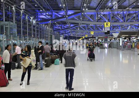 BANGKOK, Tailandia - 25 dicembre 2013: viaggiatori attendere all'Aeroporto Suvarnabhumi di Bangkok. È la quattordicesima aeroporto più trafficato del mondo (53 milioni di pass