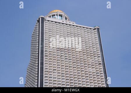 BANGKOK, Tailandia - 25 dicembre 2013: stato edificio a torre a Bangkok. È il quarto edificio più alto in Thailandia (247 m di altezza) nel 2014. Foto Stock