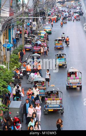 BANGKOK - 22 dicembre: la gente guida in condizioni di traffico intenso su dicembre 22, 2013 a Bangkok. Bangkok è la città più grande della Tailandia con 14 milioni di persone l Foto Stock