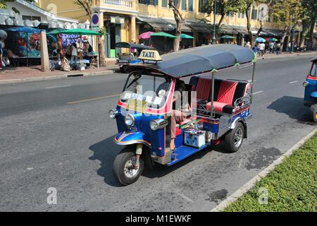 BANGKOK - 22 dicembre: conducente aziona il suo tuk tuk su dicembre 22, 2013 a Bangkok. Bangkok è la città più grande della Tailandia con 14 milioni di persone livin Foto Stock