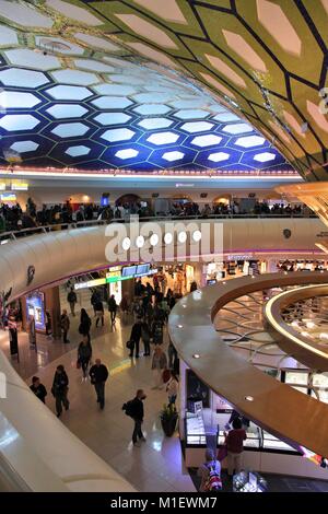 ABU DHABI, Emirati Arabi Uniti - 6 dicembre: viaggiatori attendere all'aeroporto il 6 dicembre 2013 ad Abu Dhabi, negli Emirati Arabi Uniti. È il secondo aeroporto più trafficato negli EAU con 14,7 milli Foto Stock