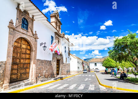 Cusco, Perù - via medievale con architettura coloniale nella famosa città di Inca, Cuzco in Sud America. Foto Stock