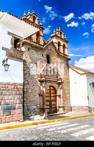 Cusco, Perù - via medievale con architettura coloniale nella famosa città di Inca, Cuzco in Sud America. Foto Stock