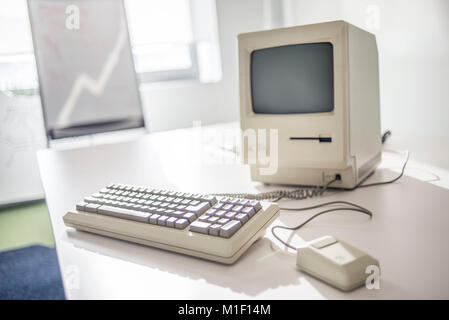 Macintosh 128K, firmato da Steve Wozniak, data di rilascio gennaio 1984, espone alla MacPaw ucraini dell Museo Apple a Kiev in Ucraina il 26 gennaio 2017.. Sviluppatore ucraino MacPaw ha aperto Apple hardware museum presso l ufficio della società a Kiev. La collezione ha più di 70 originali modelli Macintosh datate dal 1981 al 2017. Foto Stock