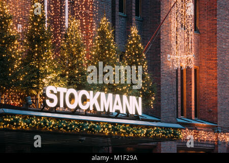 Helsinki, Finlandia - 11 dicembre 2016: Segno cartello titolo logotipo del grande magazzino Stockmann in sera di Natale Natale Capodanno festosa Illumina Foto Stock