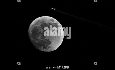 Un piano passa la luna su Liverpool. Foto Stock