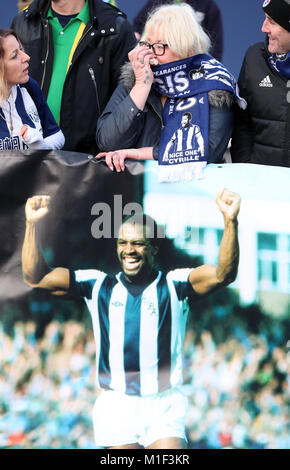 Un mourner fuori terra davanti al il memoriale di servizio per Cyrille Regis al The Hawthorns, West Bromwich. Foto Stock