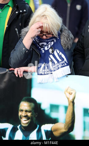 Un mourner fuori terra davanti al il memoriale di servizio per Cyrille Regis al The Hawthorns, West Bromwich. Foto Stock