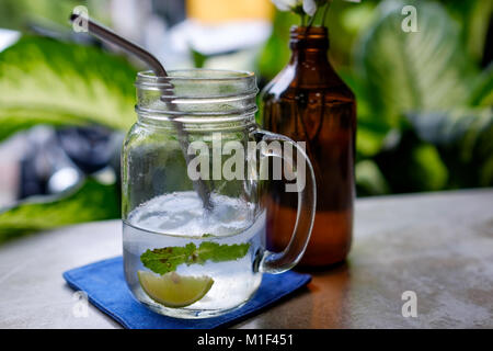 Cocco fresco con succo di lime e il ghiaccio sul tavolo in cafe. Concetto di bibita salutare in estate Foto Stock