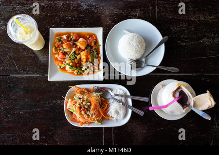 Riso bianco con tofu e insalata piccante. Vegano cibo tailandese Foto Stock