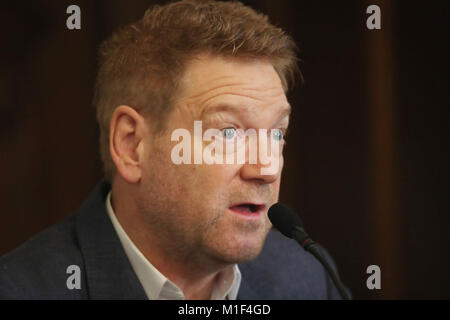 Sir Kenneth Branagh parla nel corso di una conferenza stampa al City Hall davanti a ricevere la libertà di Belfast. Il Belfast-nato stella dello stadio e lo schermo diventerà un cittadino onorario della città in un evento ufficiale all'Ulster Hall. Foto Stock