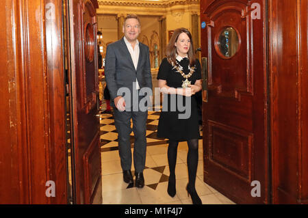 Sir Kenneth Branagh arriva con Belfast di Lord Mayor Nuala McAllister per una conferenza stampa presso il Municipio prima di ricevere la libertà di Belfast. Il Belfast-nato stella dello stadio e lo schermo diventerà un cittadino onorario della città in un evento ufficiale all'Ulster Hall. Foto Stock