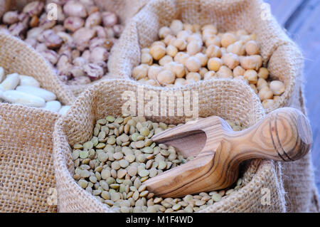 Close-up di diversi tipi di cereali assortiti in sacchetti. Foto Stock