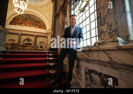 Sir Kenneth Branagh a Belfast City Hall. Il Belfast-nato stella dello stadio e lo schermo diventerà un cittadino onorario della città in un evento ufficiale all'Ulster Hall. Foto Stock