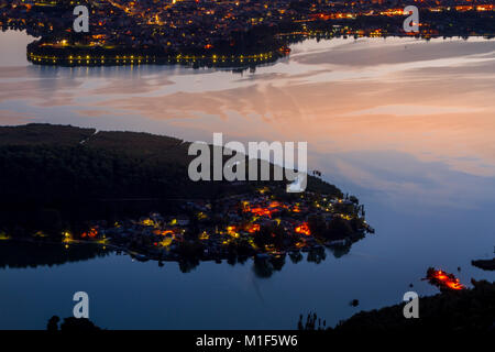 Vista panoramica del lago di Ioannina e Nisaki, l'isola abitata nel mezzo del lago, nella regione Epiro, Grecia. Foto Stock