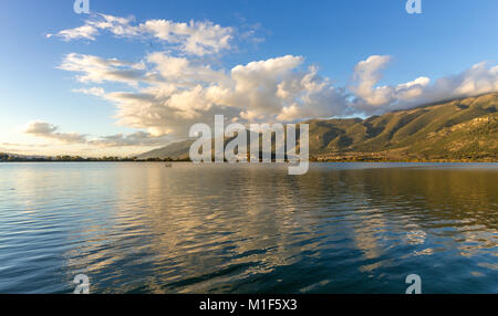 Vista del lago Pamvotis, noto anche come Pamvotida, o lago di Ioannina, nella regione Epiro, nella Grecia settentrionale. Foto Stock