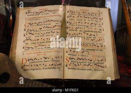 Venezia, Italia - 13 agosto 2016: Libro antiquario con note dietro il vetro Foto Stock