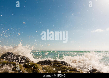 Le raffiche delle onde del mare, scoppio d'onda su roccia Foto Stock