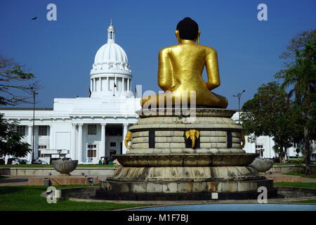 COLOMBO, SRI LANKA - 07 novembre 2016 statua del Buddha in Vihara Maha Devi park e il vecchio palazzo del parlamento Foto Stock
