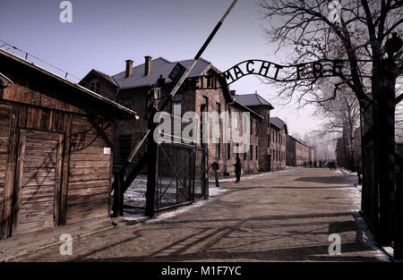 Ingresso ad Auschwitz I che mostra la refrigerazione iconico signage "Arbeit macht frei" - lavoro vi rende liberi Foto Stock