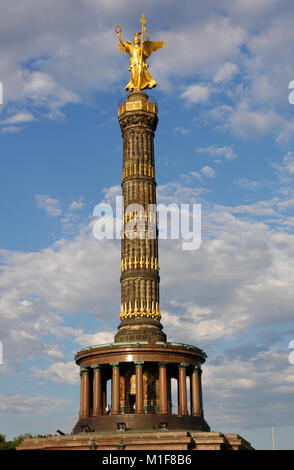 Germania. Berlin Colonna della Vittoria. Progettato dall'architetto tedesco Heinrich Strack (1805-1880), dopo il 1864. Si commemora la vittoria prussiana nella guerra Danish-Prussian sebbene, come il monumento è stato inaugurato nel 1873, la Prussia ha anche vittorioso nella Guerra Austro-Prussian e nella guerra franco-prussiana. Sulla parte superiore, è una scultura in bronzo di Victoria, progettato dallo scultore tedesco Friedrich Drake (1805-1882). Parco Tiergarten. Foto Stock