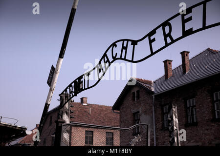 Ingresso ad Auschwitz I che mostra la refrigerazione iconico signage "Arbeit macht frei" - lavoro vi rende liberi Foto Stock