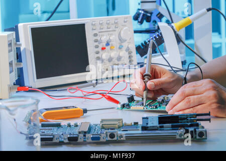 Riparazione di schede a circuito stampato con chip Foto Stock
