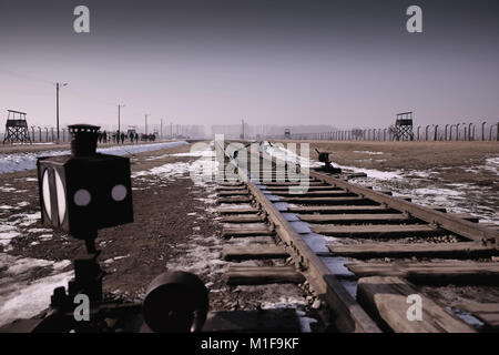 Linea ferroviaria e i punti subito all'interno di ingresso ad Auschwitz II - Birkenau Memoriale dell Olocausto e museo - Polonia Foto Stock