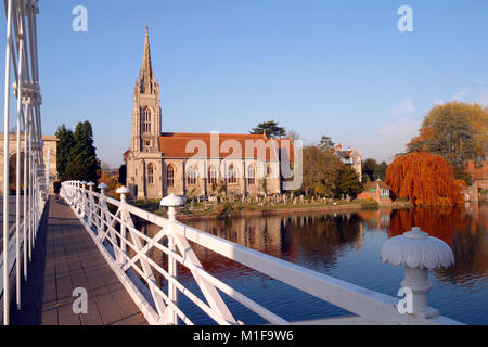 La chiesa e storico ponte sospeso sul Tamigi a Marlow, Buckinghamshire, Chilterns, Inghilterra, Regno Unito, Europa Foto Stock