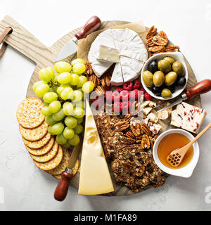 Formaggio e spuntini piastra su sfondo bianco overhead shot Foto Stock