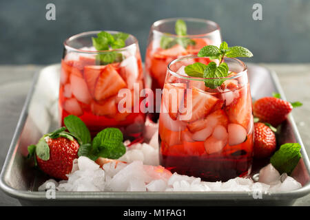 Fragola rinfrescante ice tea o cocktail a freddo Foto Stock