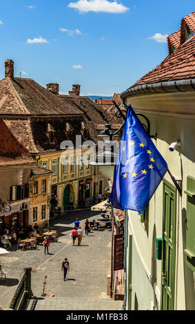 Bandiera UE al di sopra di una strada nella città medievale di Sibiu, Romania. Luglio 2017. Foto Stock