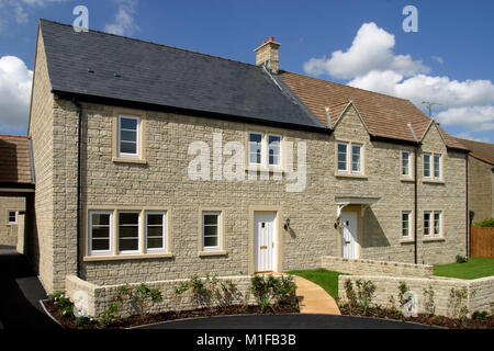 Case finito su un nuovo Sviluppo beni immobiliari Foto Stock