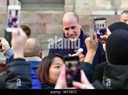 Il Duca di Cambridge soddisfa ben wishers come egli cammina dal Palazzo Reale di Stoccolma al Museo Nobel il primo giorno della loro visita in Svezia. Foto Stock