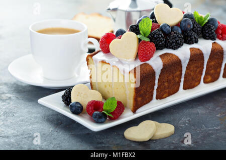 La vaniglia ciambellone con cookie cuori, cottura dessert per il giorno di San Valentino Foto Stock