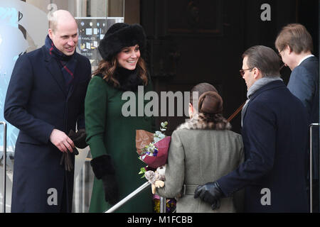 Il Duca e la Duchessa di Cambridge, accompagnato da Crown Princess Victoria e Prince Daniel della Svezia, a piedi dal Palazzo Reale di Stoccolma al Museo Nobel il primo giorno della loro visita in Svezia. Foto Stock