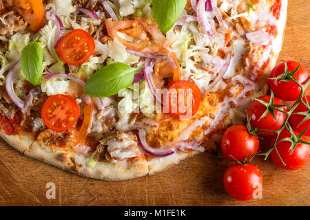 Close up kebap pizza fatta con carne macinata, cavolo, pomodoro e salsa di aglio Foto Stock