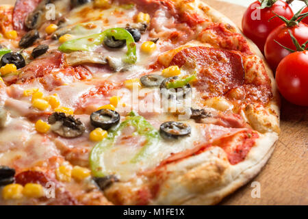 Close up di italiano Capriciosa pizza fatta con salumi e verdure Foto Stock