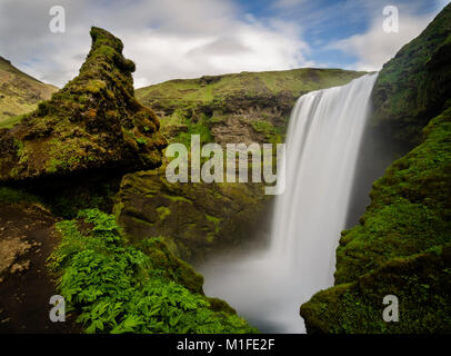 La possente Cascata Skogafoss nel sud dell'Islanda è uno dei cinque più grandi cascate in Islanda. Foto Stock