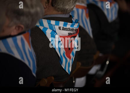 Oswiecim, Polonia. 27 gennaio, 2018. Sopravvissuti all olocausto partecipare alla 73anniversario della liberazione di Auschwitz-Birkenau, in Oświęcim.Gennaio 2018 sarà il 73º anniversario della liberazione dei campi di concentramento, i sopravvissuti e le vittime che hanno sofferto durante la II Guerra Mondiale è i campi sono venuta a commemorati e piangono la morte. Credito: Omar Marques/SOPA/ZUMA filo/Alamy Live News Foto Stock