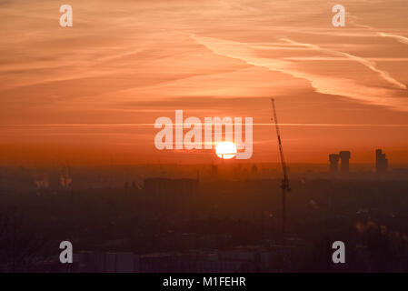 Alexandra Palace di Londra, Regno Unito. 30 gen, 2018. Regno Unito Meteo. Sunrise su Londra da Alexandra Palace. Credito: Matteo Chattle/Alamy Live News Foto Stock