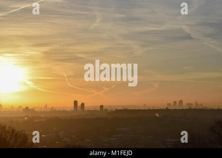 Alexandra Palace di Londra, Regno Unito. 30 gen, 2018. Regno Unito Meteo. Sunrise su Londra da Alexandra Palace. Credito: Matteo Chattle/Alamy Live News Foto Stock