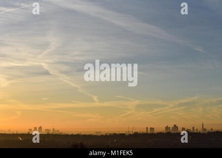 Alexandra Palace di Londra, Regno Unito. 30 gen, 2018. Regno Unito Meteo. Sunrise su Londra da Alexandra Palace. Credito: Matteo Chattle/Alamy Live News Foto Stock