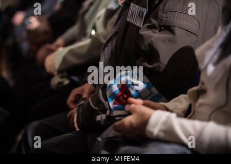 Oswiecim, Polonia. 27 gennaio, 2018. Sopravvissuti all olocausto partecipare alla 73anniversario della liberazione di Auschwitz-Birkenau, in Oświęcim.Gennaio 2018 sarà il 73º anniversario della liberazione dei campi di concentramento, i sopravvissuti e le vittime che hanno sofferto durante la II Guerra Mondiale è i campi sono venuta a commemorati e piangono la morte. Credito: Omar Marques/SOPA/ZUMA filo/Alamy Live News Foto Stock